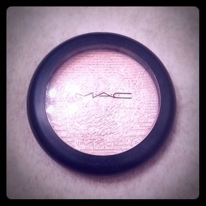 MAC extra dimension skinfinish